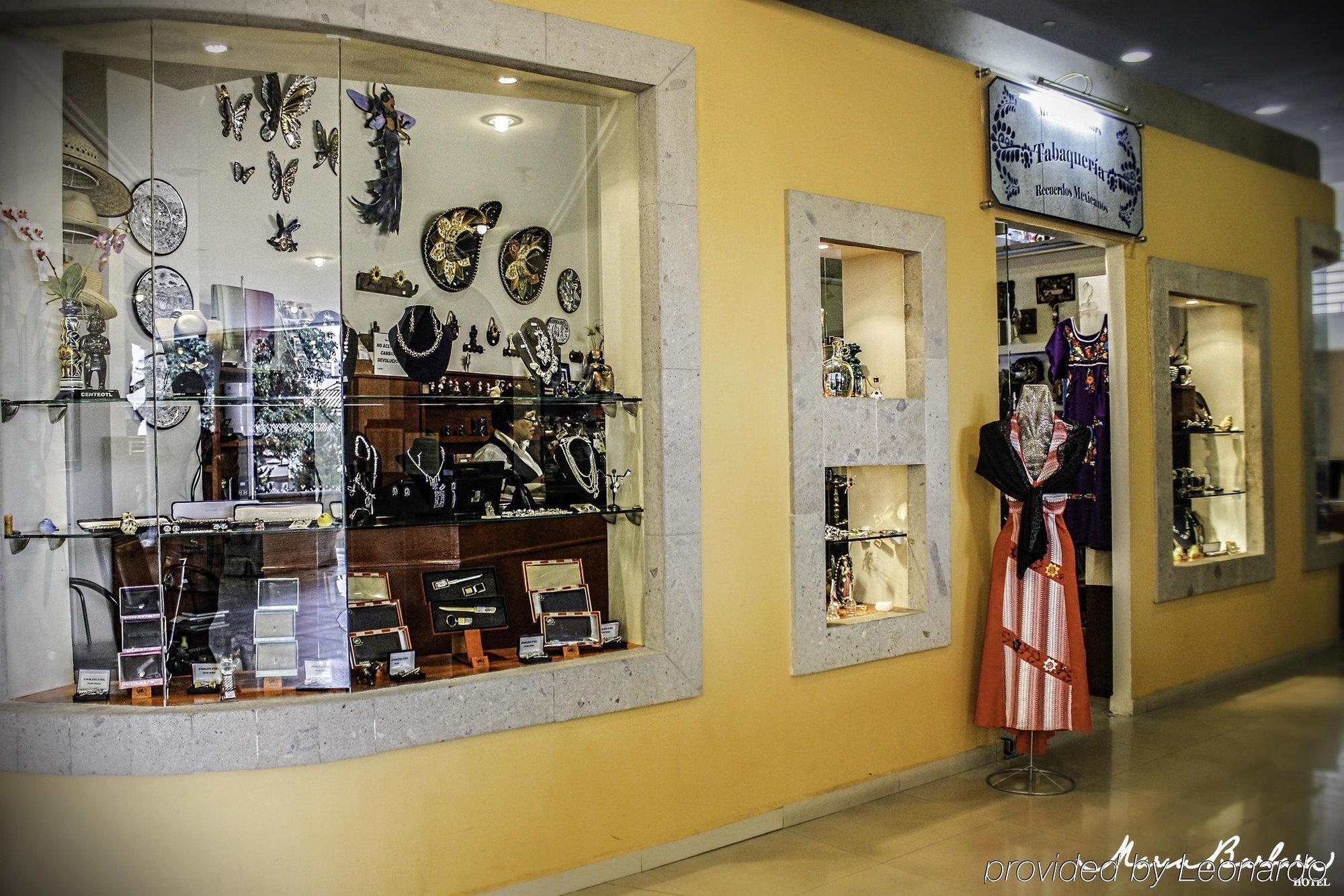 คริสตัล ซาเตลิเต มาเรีย บาร์บารา Hotel Tlalnepantla  ภายนอก รูปภาพ Souvenir shop at the airport